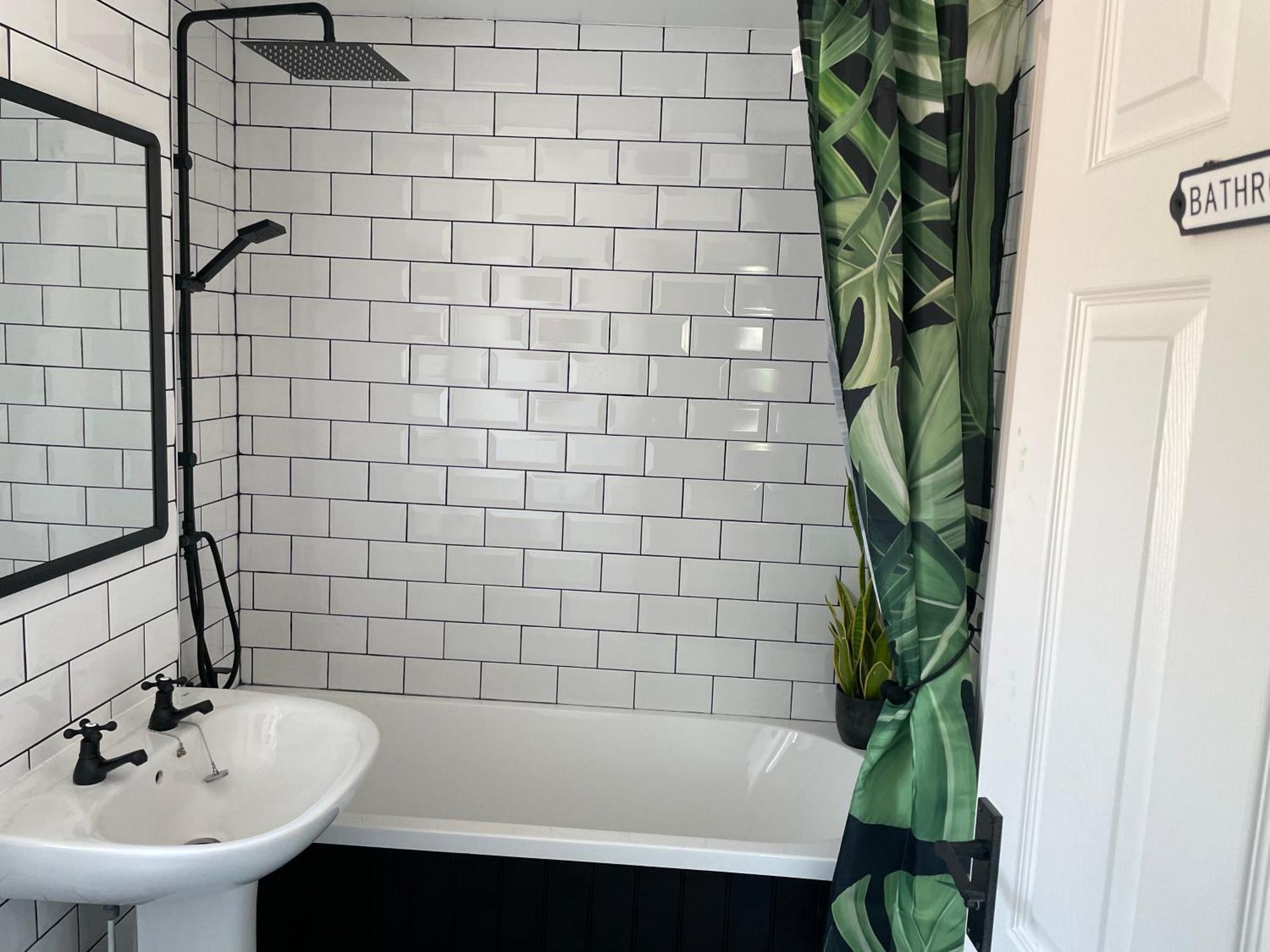 Cosy Home From Home With Private Bathroom - Free Parking 卡迪夫 外观 照片